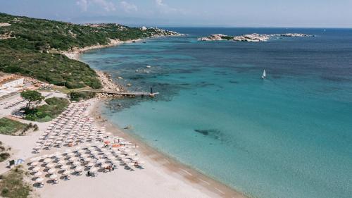 Imagen de los exteriores del Hotel Mangia's Sardinia Resort. Foto 18