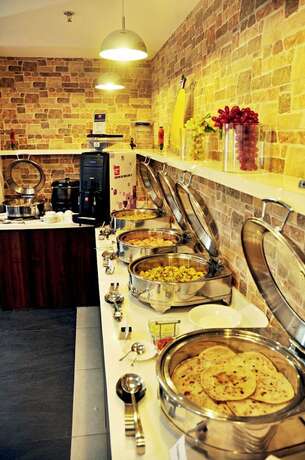 Imagen del bar/restaurante del Hotel Mango Hotels Tune, Ahmedabad. Foto 13