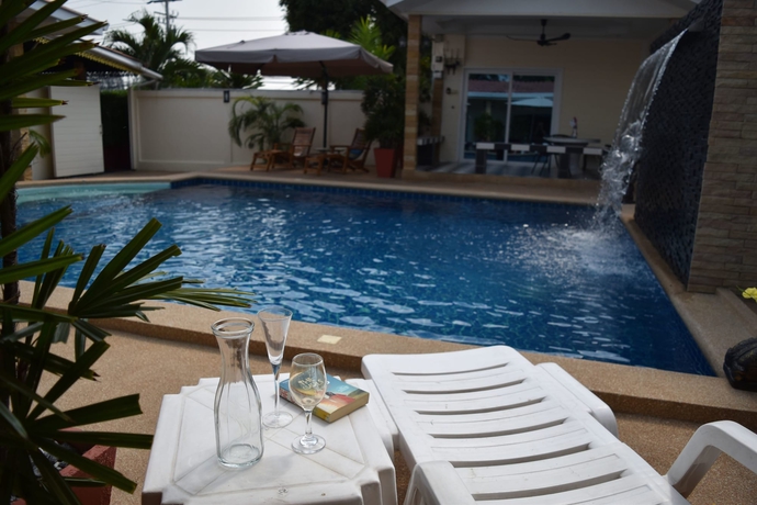 Imagen de la piscina del Hotel Mangoes Pattaya. Foto 18