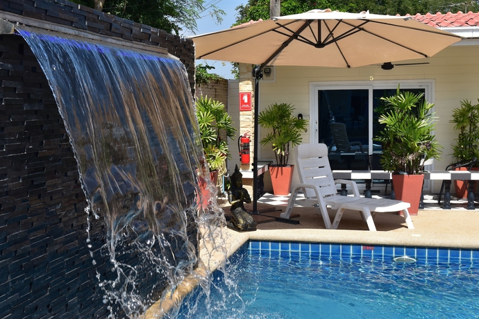 Imagen de la piscina del Hotel Mangoes Pattaya. Foto 19
