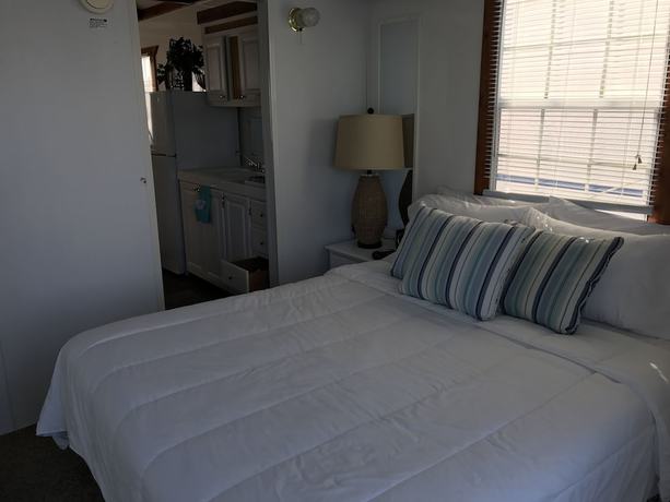 Imagen de la habitación del Hotel Mangrove Marina and Resort Aqualodge Houseboats. Foto 9