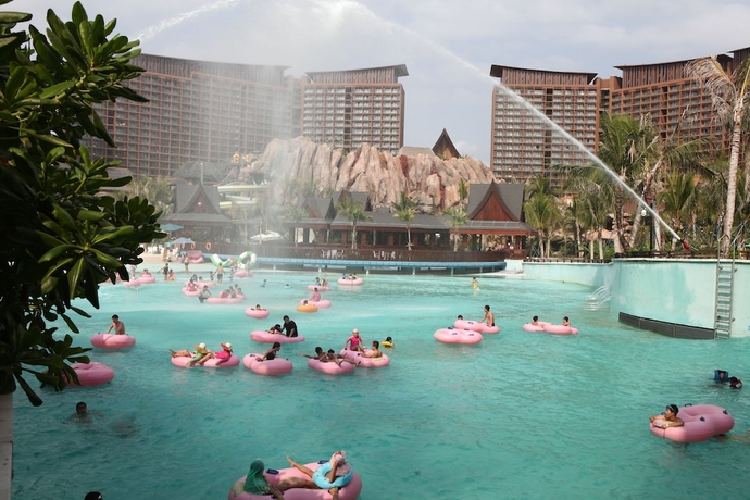 Imagen de la piscina del Hotel Mangrove Tree Sanya Bay. Foto 16