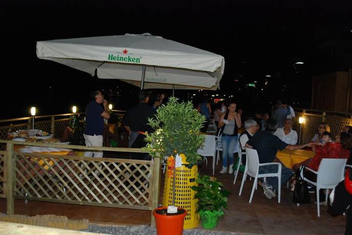 Imagen del bar/restaurante del Hotel Maniel Beach. Foto 4