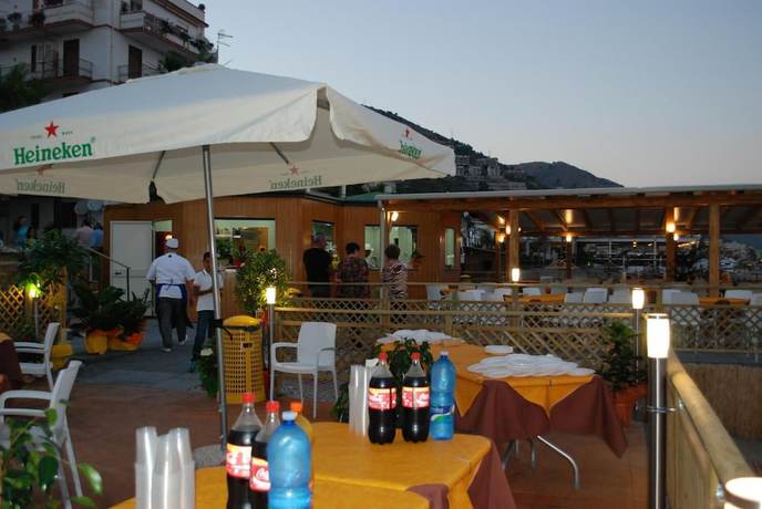 Imagen del bar/restaurante del Hotel Maniel Beach. Foto 5