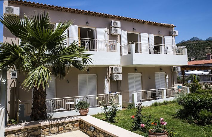 Imagen de los exteriores del Hotel Mani\'s Rose. Foto 8