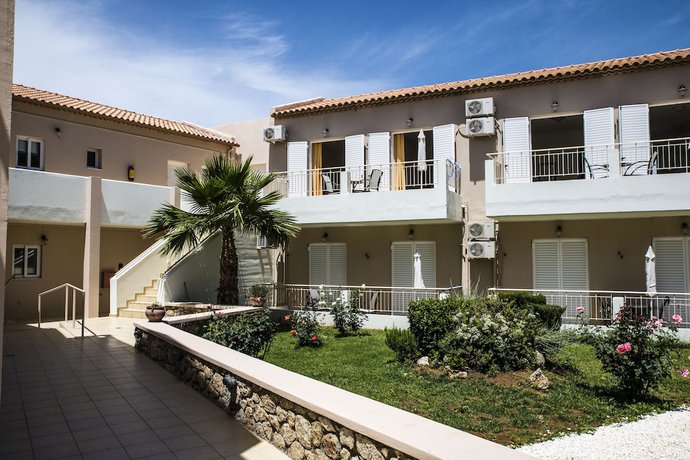 Imagen de los exteriores del Hotel Mani\'s Rose. Foto 9