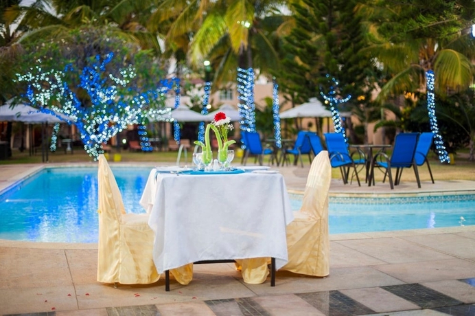 Imagen de la piscina del Hotel Manisa. Foto 17