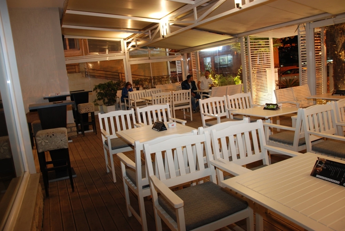 Imagen del bar/restaurante del Hotel Mano, Sarande. Foto 7