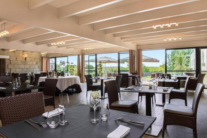 Imagen del bar/restaurante del Hotel Manoir De Kerhuel. Foto 2