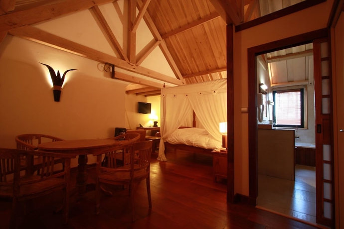 Imagen de la habitación del Hotel Manoir Des Indes, The Originals Relais (relais Du Silence). Foto 8