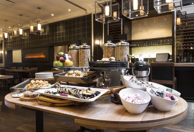 Imagen del bar/restaurante del Hotel Manoir Victoria. Foto 5