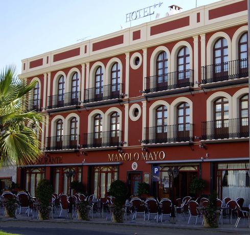 Imagen de los exteriores del Hotel Manolo Mayo. Foto 5