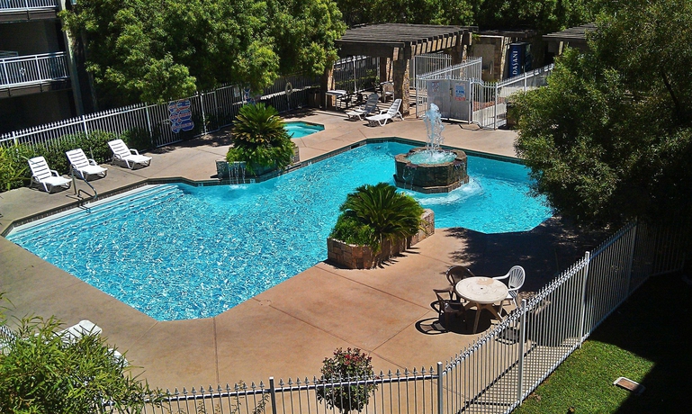 Imagen de la piscina del Hotel Manor Suites. Foto 9