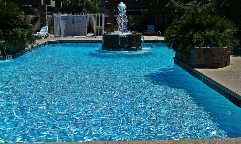 Imagen de la piscina del Hotel Manor Suites. Foto 10
