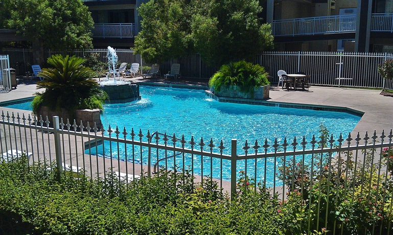 Imagen de la piscina del Hotel Manor Suites. Foto 11