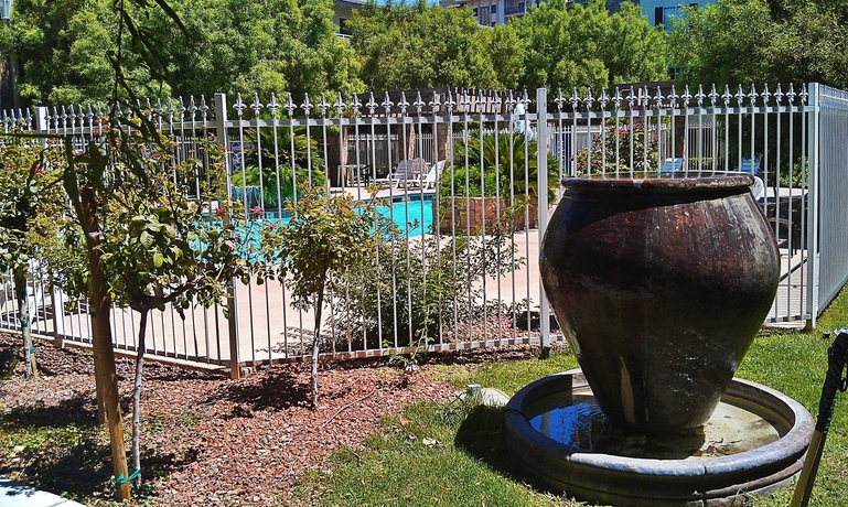 Imagen de los exteriores del Hotel Manor Suites. Foto 5