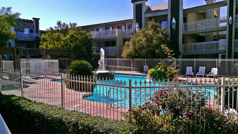 Imagen de los exteriores del Hotel Manor Suites. Foto 6