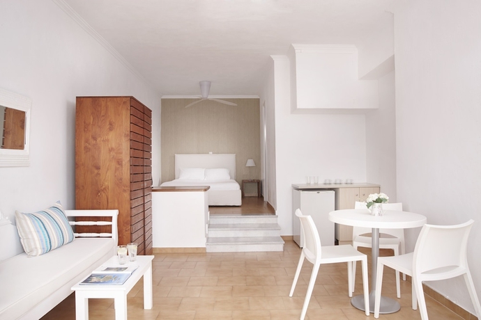 Imagen de la habitación del Hotel Manos Small World. Foto 7