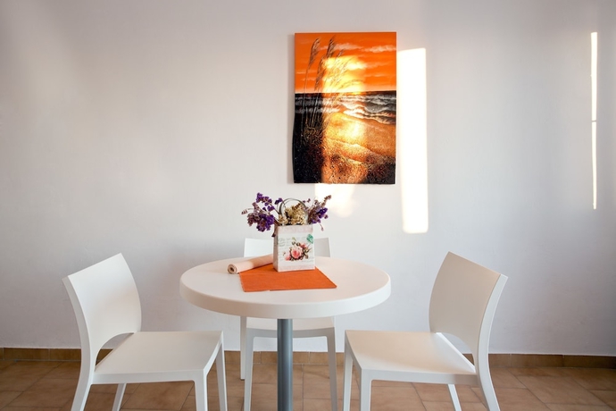 Imagen de la habitación del Hotel Manos Small World. Foto 13