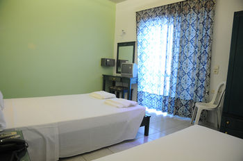 Imagen de la piscina del Hotel Manos Studios. Foto 16