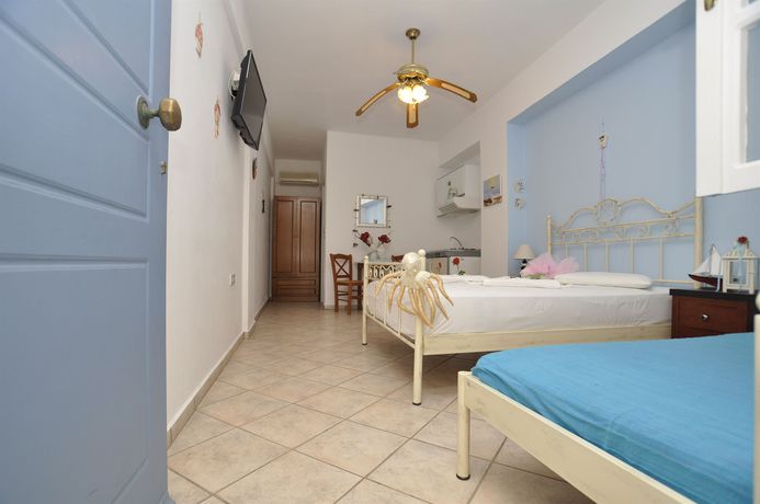 Imagen de la habitación del Hotel Manos Syros. Foto 9