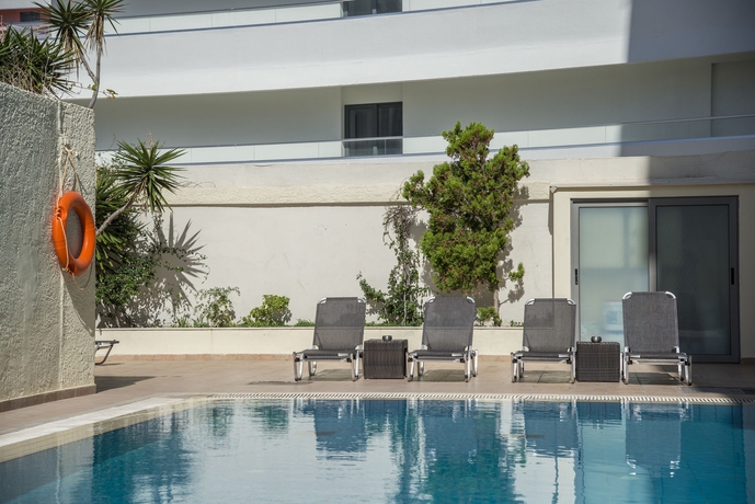 Imagen de la piscina del Hotel Manousos City. Foto 15