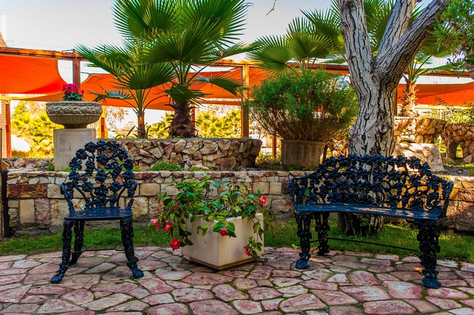 Imagen de los exteriores del Hotel Manquehue. Foto 13