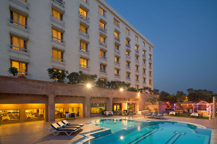 Imagen de la piscina del Hotel Mansingh. Foto 32