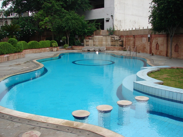 Imagen de la piscina del Hotel Mansingh Palace. Foto 15