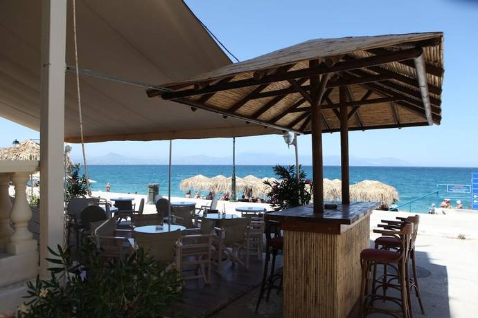 Imagen del bar/restaurante del Hotel Mantas Seaside Boutique. Foto 7