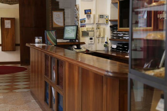 Imagen de los interiores del Hotel Mantegna Stazione. Foto 19