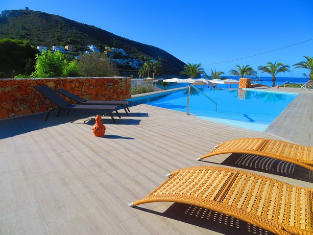 Imagen de la piscina del Hotel Ma&ntilde;et. Foto 16