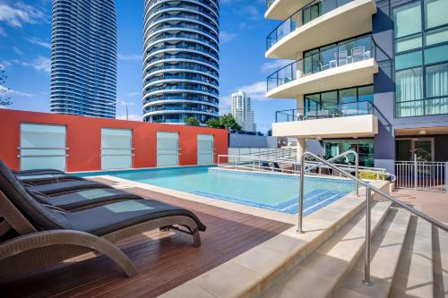 Imagen de la piscina del Hotel Mantra Broadbeach On The Park. Foto 10