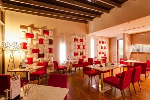 Imagen del bar/restaurante del Hotel Mantra Charles. Foto 13