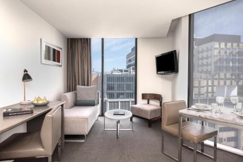 Imagen de la habitación del Hotel Mantra Collins. Foto 11