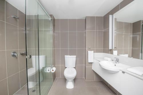 Imagen de la habitación del Hotel Mantra Collins. Foto 13