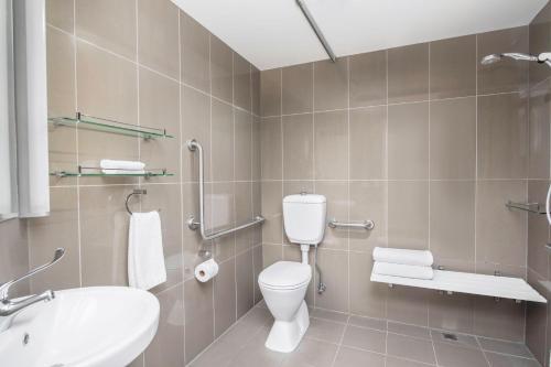 Imagen de la habitación del Hotel Mantra Collins. Foto 14