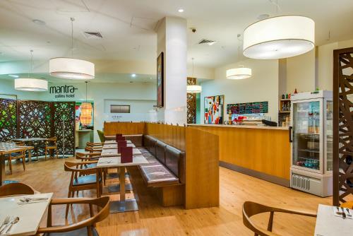 Imagen del bar/restaurante del Hotel Mantra Collins. Foto 9