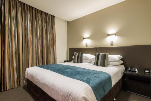 Imagen de la habitación del Hotel Mantra Collins. Foto 20