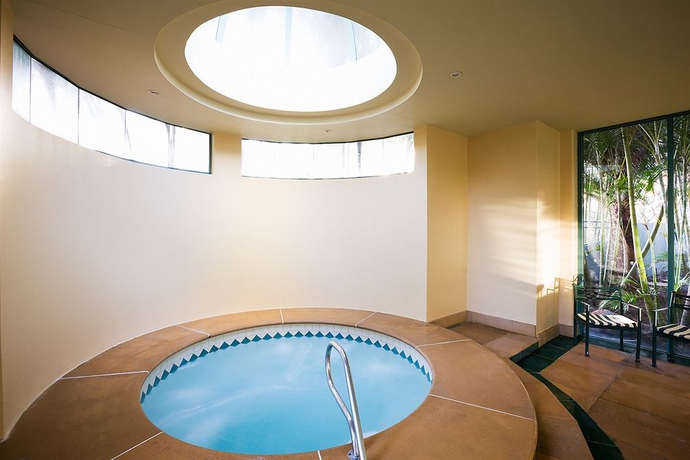 Imagen de la piscina del Hotel Mantra Crown Towers. Foto 11