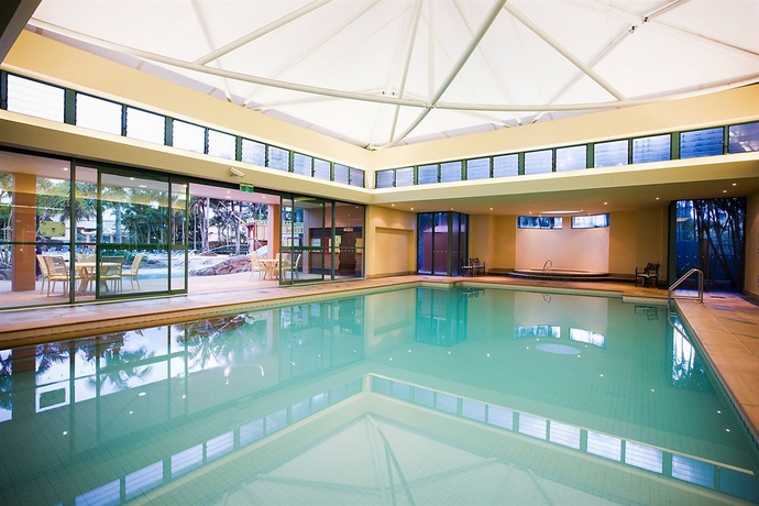 Imagen de la piscina del Hotel Mantra Crown Towers. Foto 14