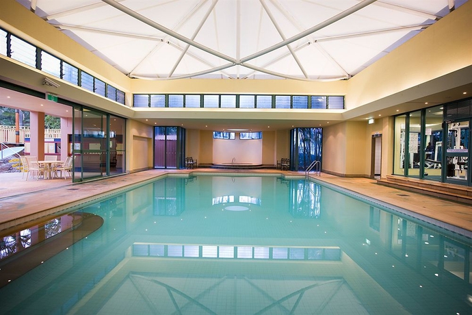 Imagen de la piscina del Hotel Mantra Crown Towers. Foto 15