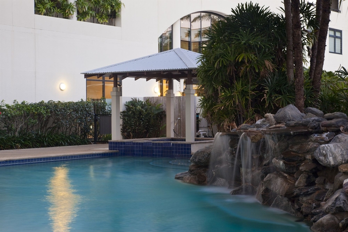 Imagen de la piscina del Hotel Mantra Esplanade. Foto 15