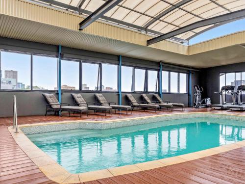 Imagen de la piscina del Hotel Mantra On Hay Perth. Foto 20