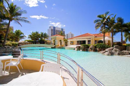 Imagen de la piscina del Hotel Mantra Towers Of Chevron. Foto 10