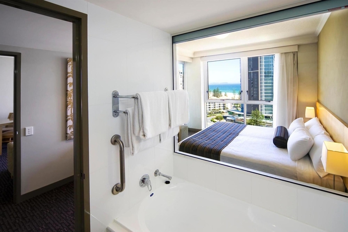 Imagen de la habitación del Hotel Mantra Twin Towns. Foto 9