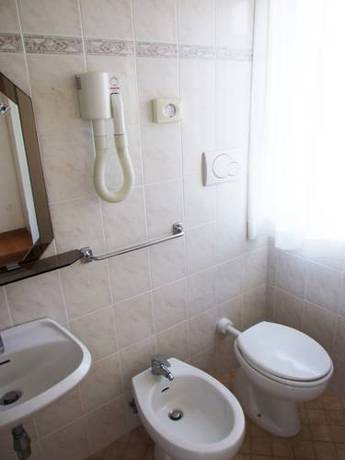 Imagen de la habitación del Hotel Manuela, Cervia. Foto 6