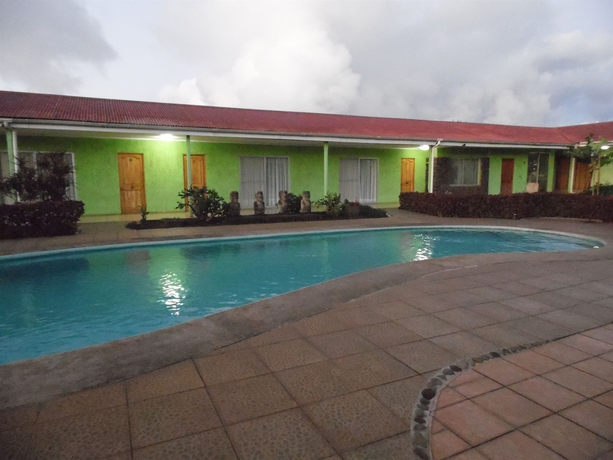 Imagen de la piscina del Hotel Manutara. Foto 12
