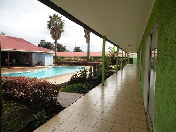 Imagen de la piscina del Hotel Manutara. Foto 16