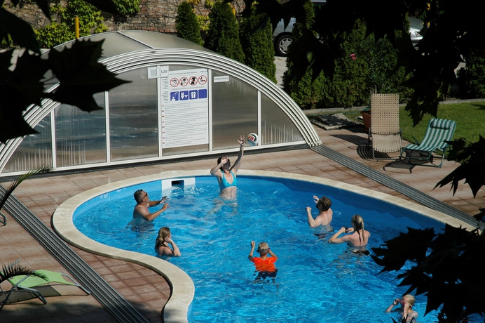 Imagen de la piscina del Hotel Manzard Panzio. Foto 16